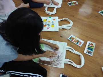อาสาสมัครลงลายกระเป๋าผ้า เพื่อพัฒนาเด็กด้อยโอกาส  21 ก.ค. 62 Painting Bag Volunteer to Support Child Development Center in Thailand July, 21, 19